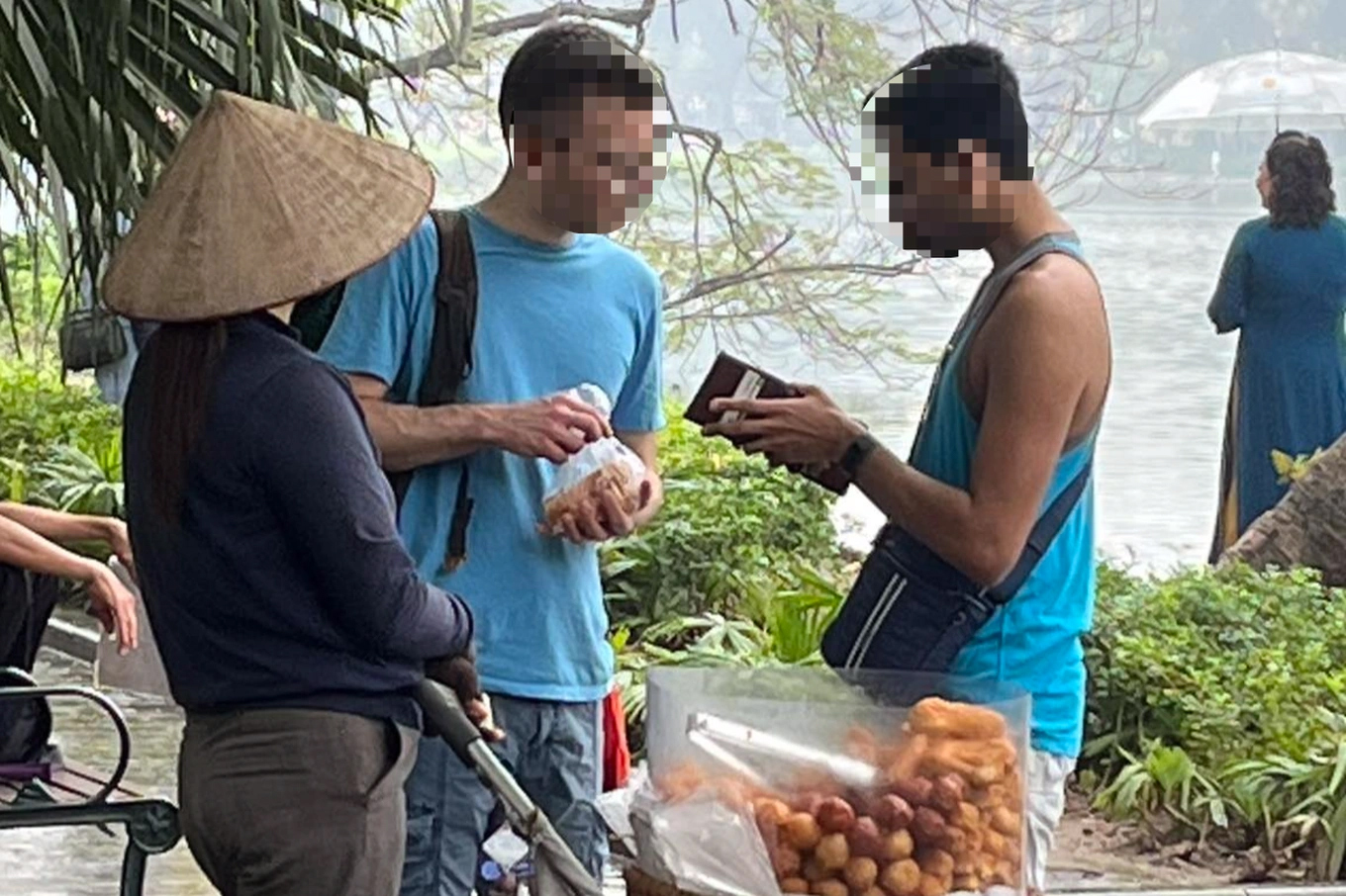 Thêm người bán hàng rong ở Hà Nội bị tố chặt chém khách Tây túi bánh rán-1