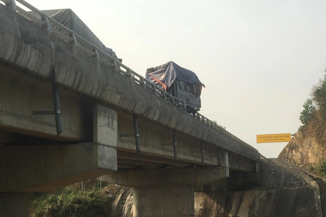 Tai nạn giao thông lại xảy ra trên cao tốc Cam Lộ - La Sơn-2