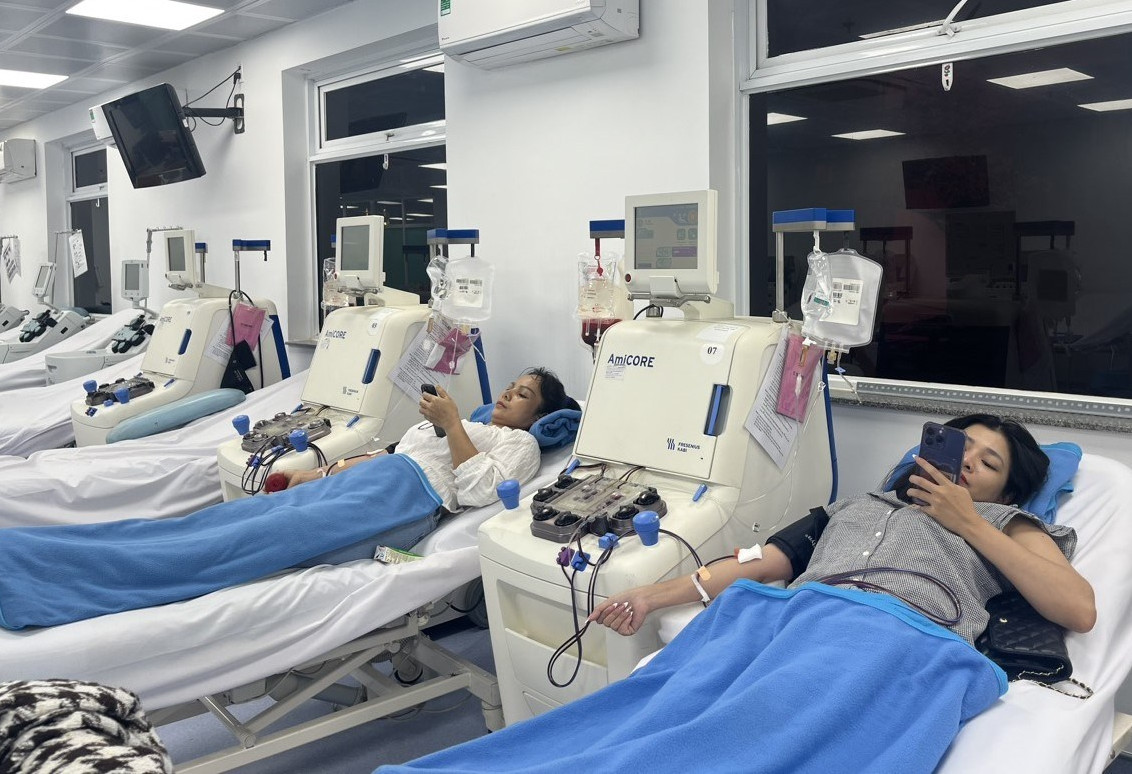 6 người mang máu hiếm lên Bệnh viện Chợ Rẫy cứu một bệnh nhân nước ngoài-2