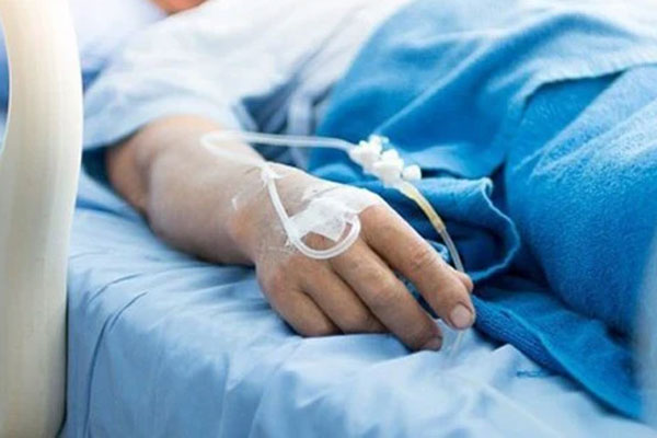 Đau bụng đến gặp bác sĩ, người đàn ông sốc vì thận phải gần như bị ăn mất-1