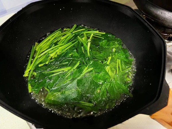 Nấu món canh từ loại rau tươi mát, rẻ tiền vào mùa xuân, ăn vừa ngon, bổ dưỡng lại thanh mát-2