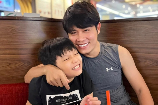 Bố mẹ tiến sĩ dùng ChatGPT an ủi con trai bị chế giễu ở trường-3