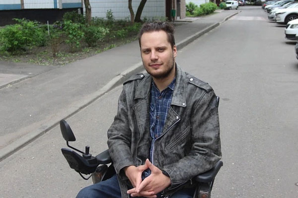Xót xa câu chuyện chàng trai ngồi xe lăn che chắn luồng đạn để cứu bạn gái trong vụ khủng bố ở Nga-1