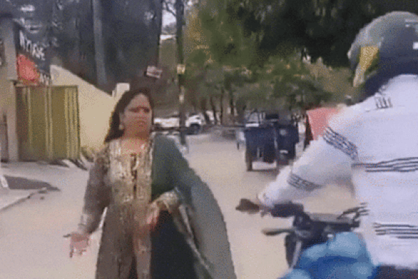 Người phụ nữ bị cướp giật dây chuyền khi đang quay clip trên đường
