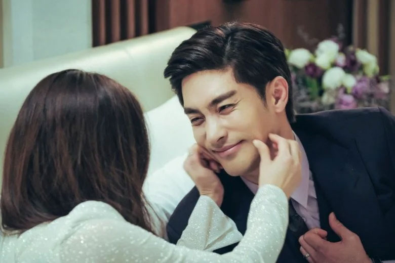 Làm bồ nhí đại gia già được cưng như trứng mỏng, gái trẻ chết lặng khi hai người này bất ngờ tìm đến nhà-1