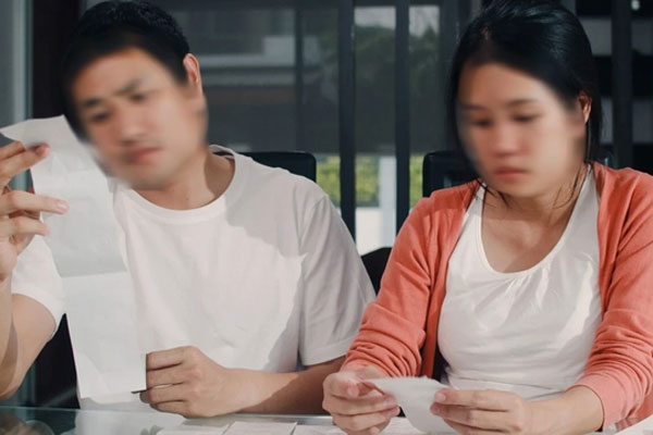 Con gái khoe món quà do người lạ mặt tặng, mở ra xem mà chân tay tôi run lẩy bẩy-2