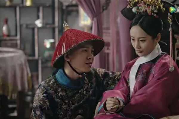 Né phí hành lý, giới trẻ Trung Quốc đua nhau mặc cả núi quần áo khi lên máy bay-4