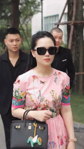 Bóc outfit tổng tài” đi thăm chị nằm viện của ái nữ cựu chủ tịch CLB Sài Gòn, sương sương tiền tỉ ở trên người-2