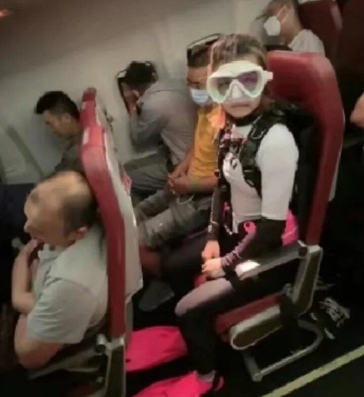 Né phí hành lý, giới trẻ Trung Quốc đua nhau mặc cả núi quần áo khi lên máy bay-3