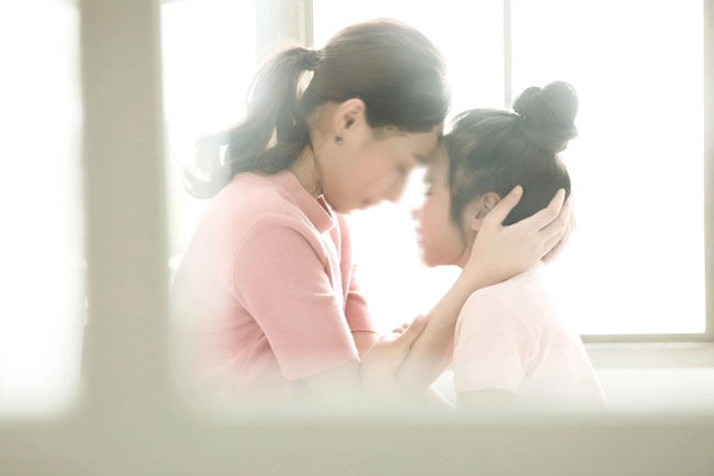 Con gái khoe món quà do người lạ mặt tặng, mở ra xem mà chân tay tôi run lẩy bẩy-1