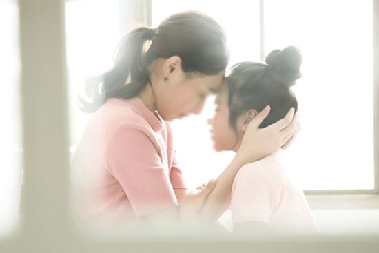 Con gái khoe món quà do người lạ mặt tặng, mở ra xem mà chân tay tôi run lẩy bẩy