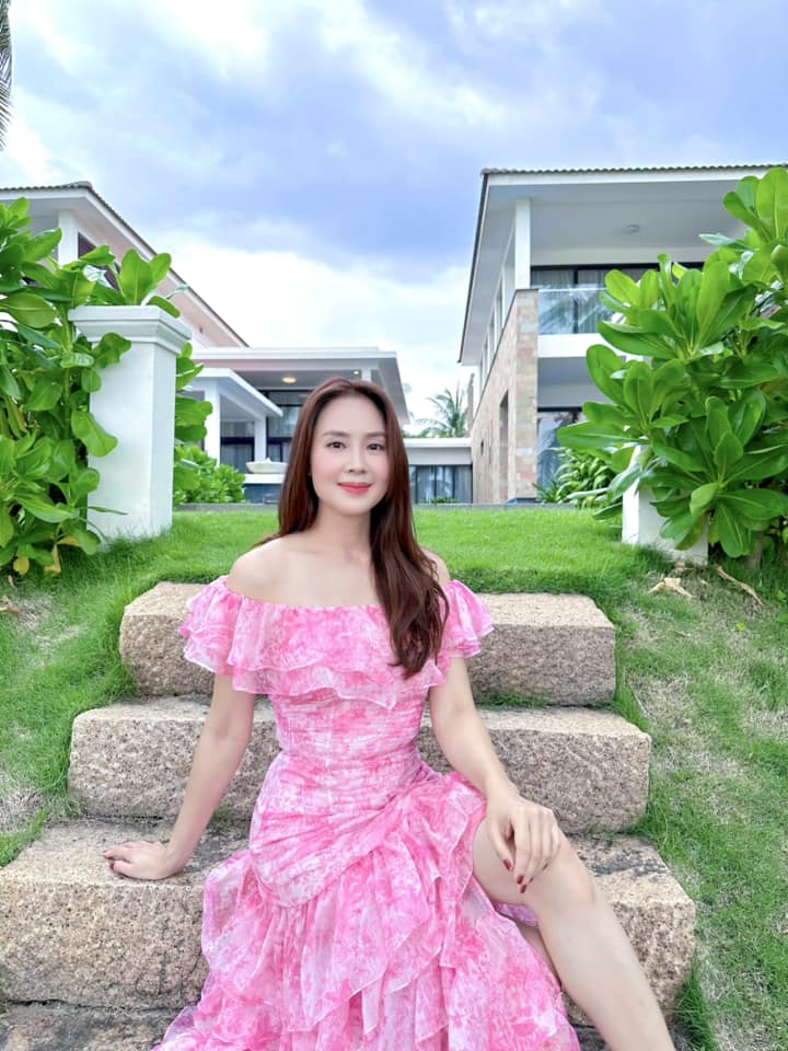 Hồng Diễm gợi ý 4 mẫu váy liền trẻ trung, phù hợp với phụ nữ trên 40 tuổi-6