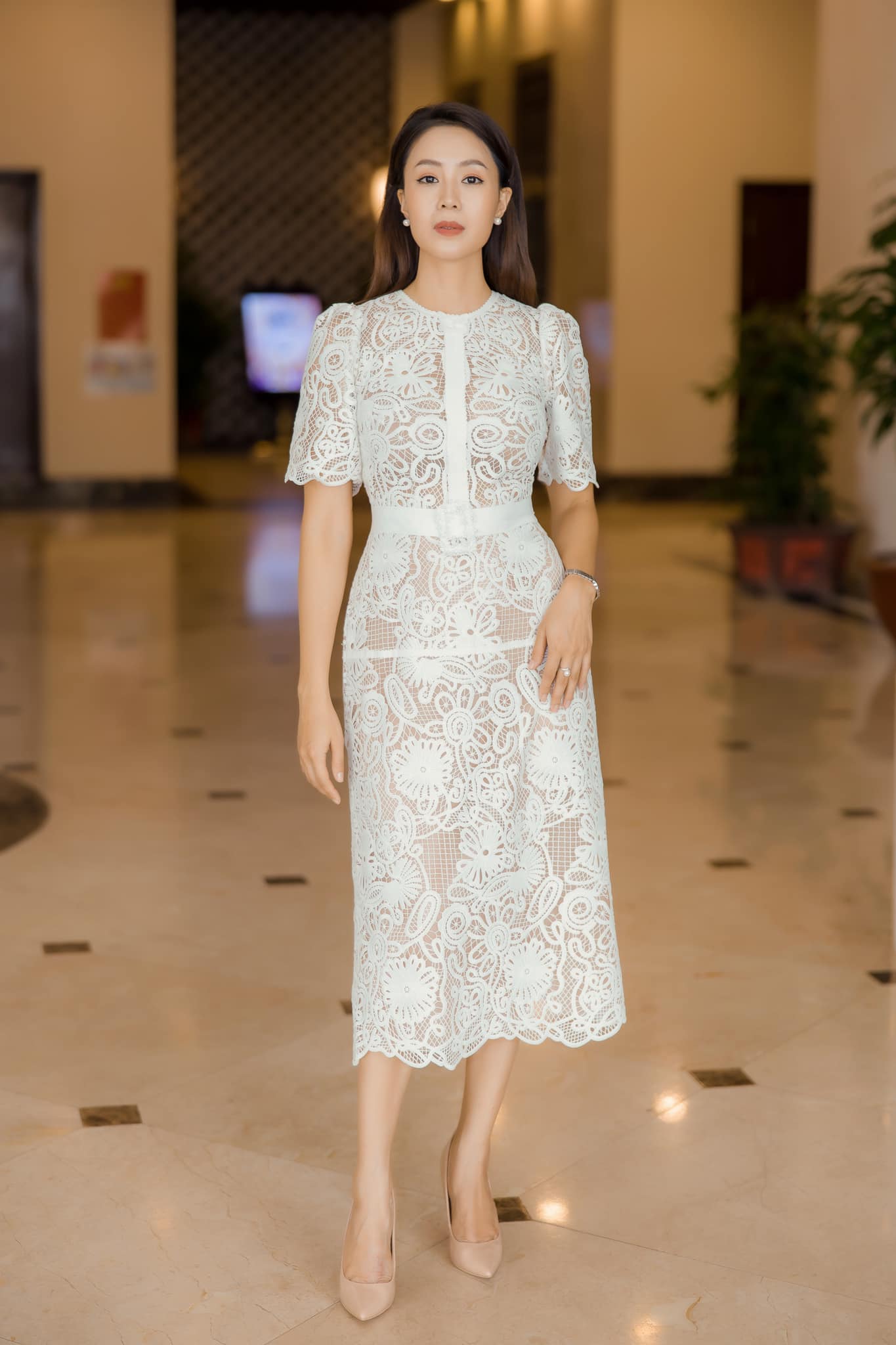 Hồng Diễm gợi ý 4 mẫu váy liền trẻ trung, phù hợp với phụ nữ trên 40 tuổi-10