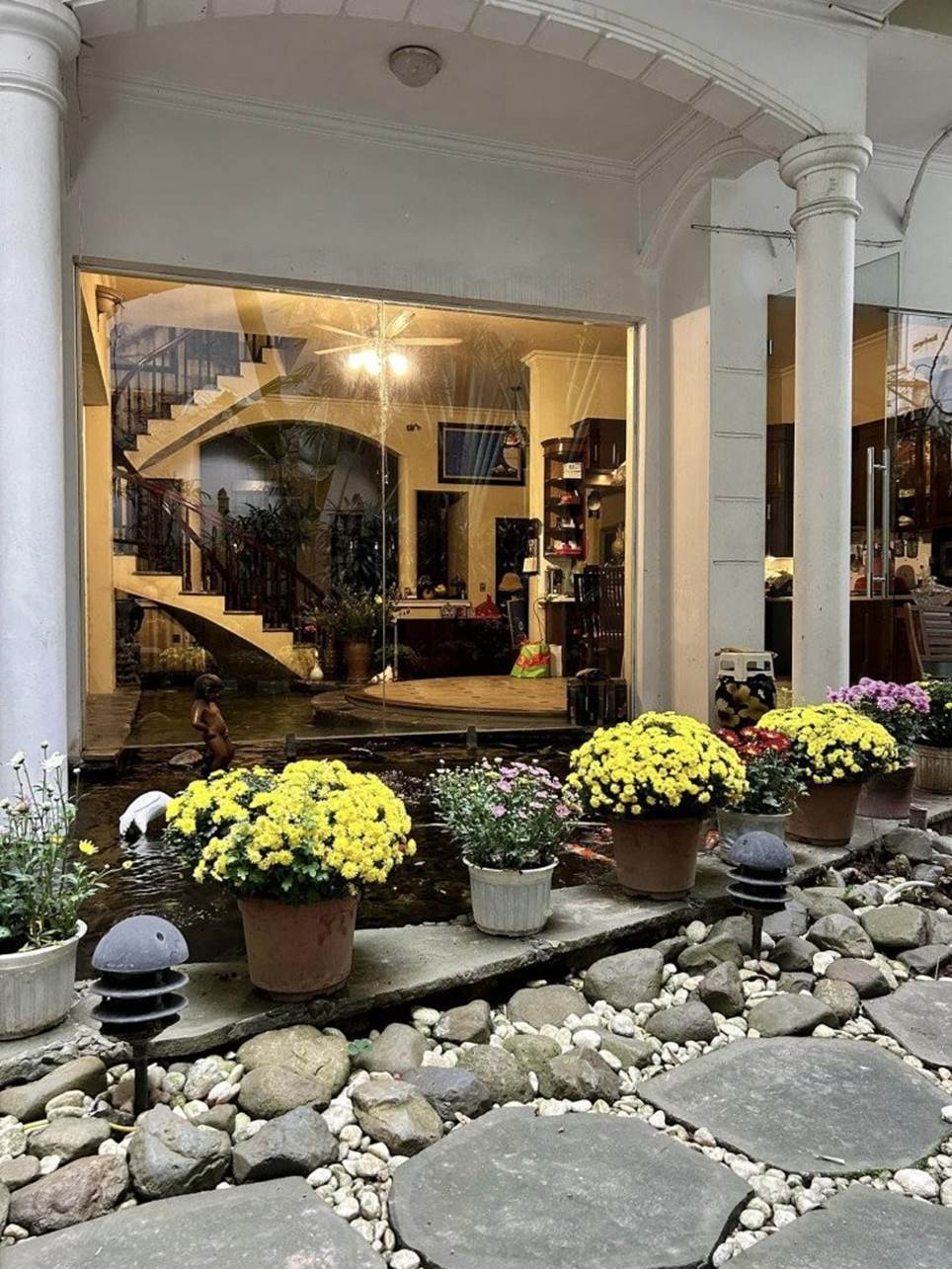 Căn biệt thự đẹp hơn cả tạp chí của NTK đứng sau những trang phục đặc biệt của Bắc Đẩu và Táo Quân-9