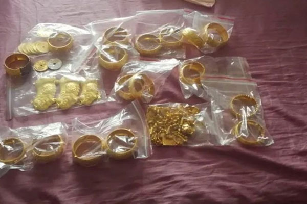 Kẻ trộm ăn cắp xe ô tô, bỏ 2 em bé xuống mương-2