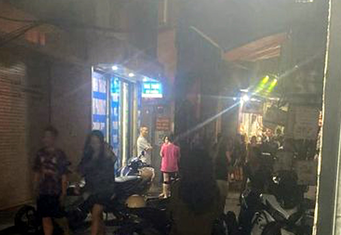 Cháu bé ở Hà Nội bị rơi từ tầng 6 xuống đất-1