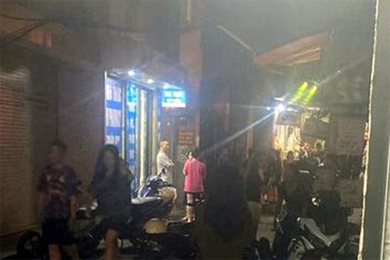 Cháu bé ở Hà Nội bị rơi từ tầng 6 xuống đất