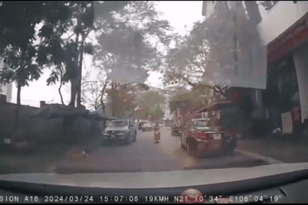 Clip: Mải dùng điện thoại, cô gái bất ngờ lao vào đầu ô tô