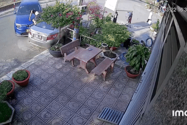 Ô tô đâm thanh niên đang đứng hút thuốc, camera chỉ ra điểm đáng nghi