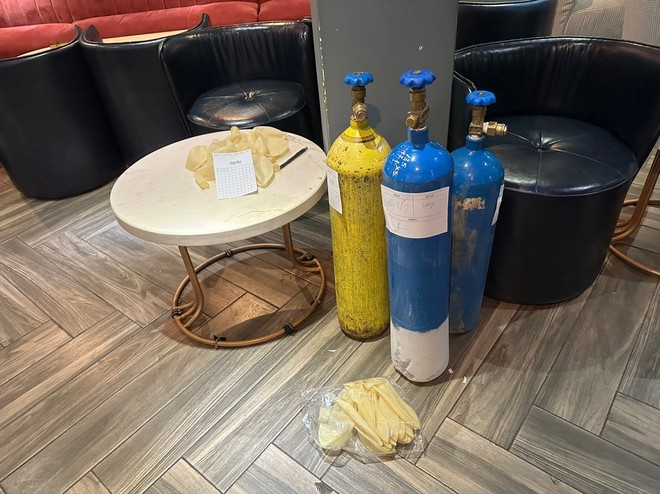 Công an đột kích” bắt bóng cười” tại nhiều quán bar ở phố cổ Hà Nội-3