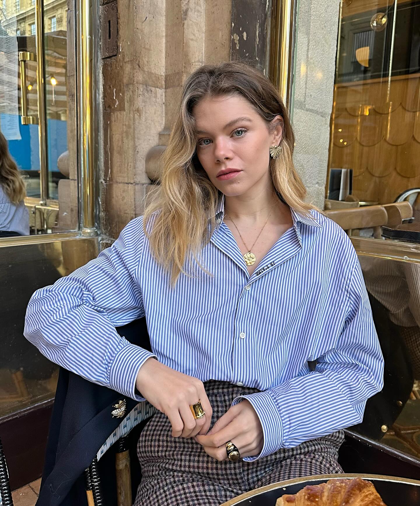 3 mẫu áo sơ mi luôn chuẩn mốt trong tủ đồ của phụ nữ Pháp-4