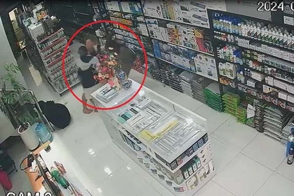 Vụ thai nhi tử vong ở Hà Nội: Người nhà căng băng rôn trước cổng Bệnh viện Thu Cúc-4