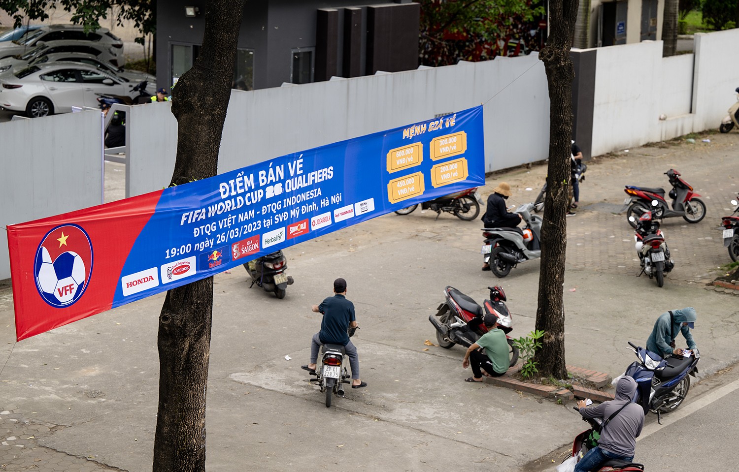 Vé trận Việt Nam - Indonesia ế ẩm, phe vé méo mặt”-2