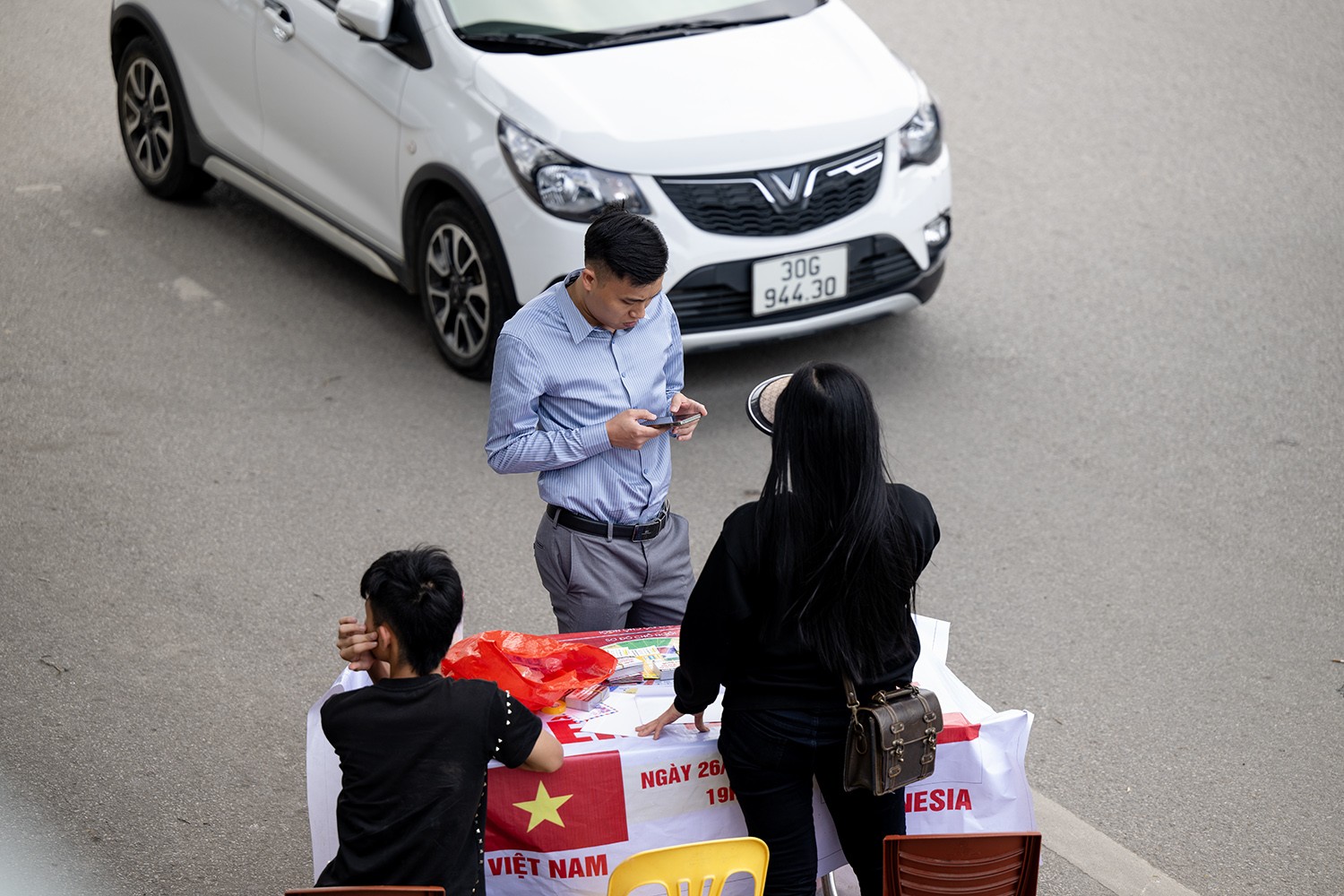 Vé trận Việt Nam - Indonesia ế ẩm, phe vé méo mặt”-9