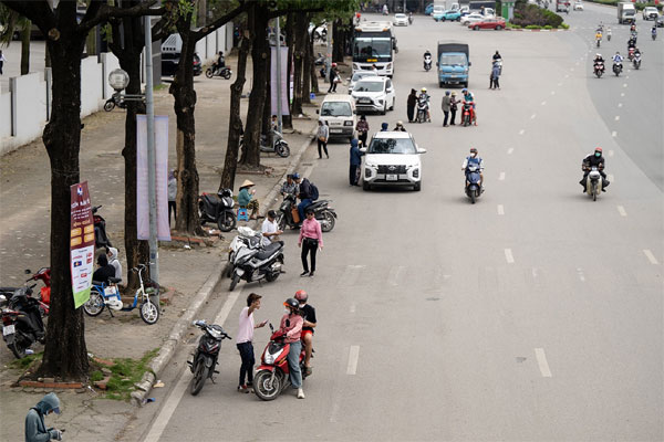 Vé trận Việt Nam - Indonesia ế ẩm, phe vé méo mặt”-1