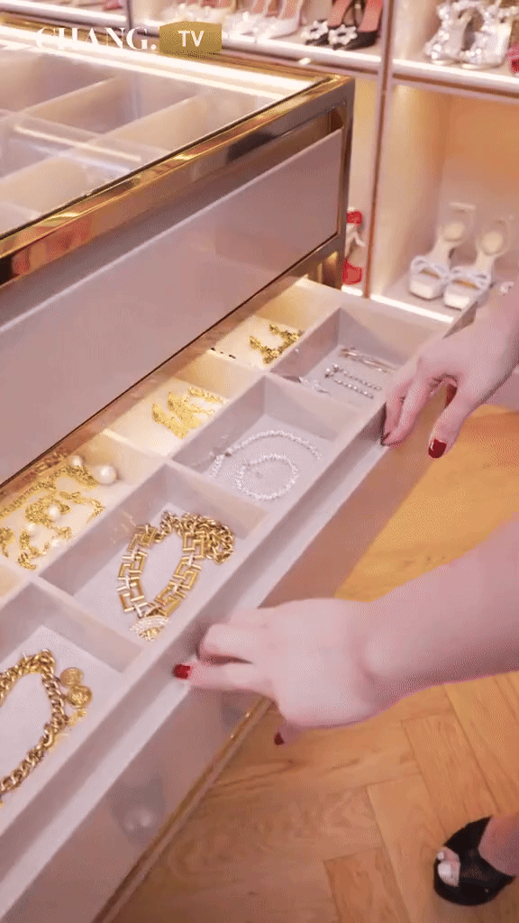 Hoa mắt với phòng thay đồ trong biệt thự triệu đô của vợ trẻ Chi Bảo, chỉ một đồ vật có giá bằng cả căn hộ-5