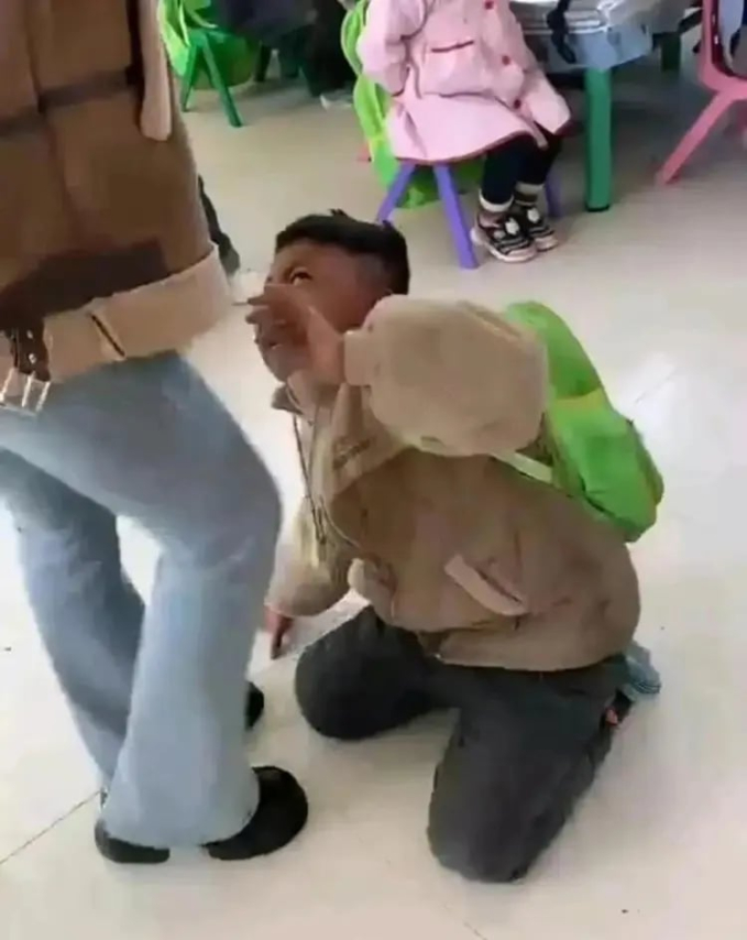 Phẫn nộ cảnh giáo viên mầm non bạo hành bé trai ở Trung Quốc: Chi tiết đứa trẻ chắp tay van nài khiến ai nhìn cũng đau đớn-1