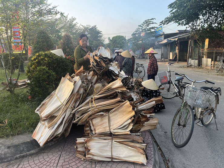 Thứ vứt đi này bỗng được đem ra chợ bán, có bao nhiêu thương lái mua hết-2