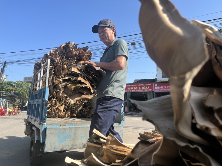 Thứ vứt đi này bỗng được đem ra chợ bán, có bao nhiêu thương lái mua hết-3