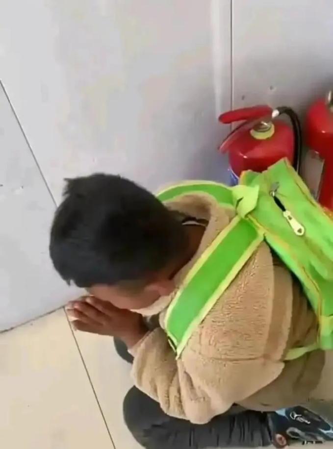 Phẫn nộ cảnh giáo viên mầm non bạo hành bé trai ở Trung Quốc: Chi tiết đứa trẻ chắp tay van nài khiến ai nhìn cũng đau đớn-4