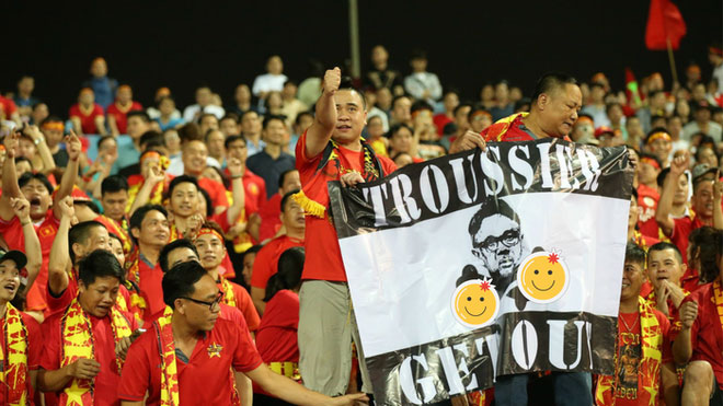 Clip: Khán giả sân Mỹ Đình hô to Troussier out-1