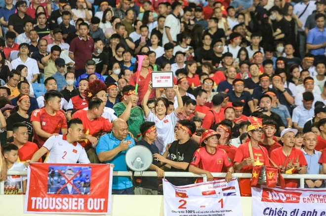 Clip: Khán giả sân Mỹ Đình hô to Troussier out-2