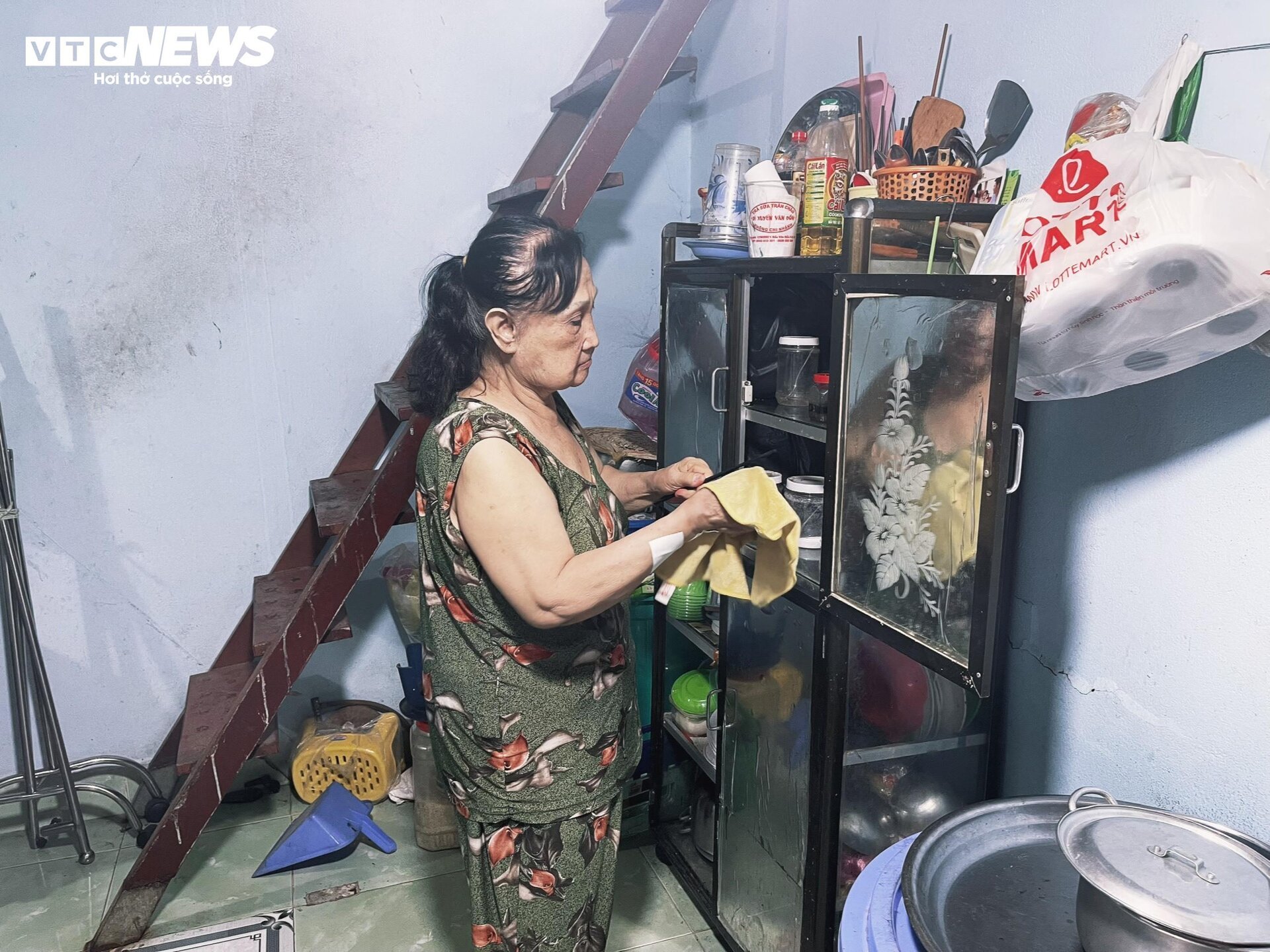Chồng bỏ, con mất, cô đào nức tiếng một thời sống lủi thủi trong nhà trọ 15m2-5