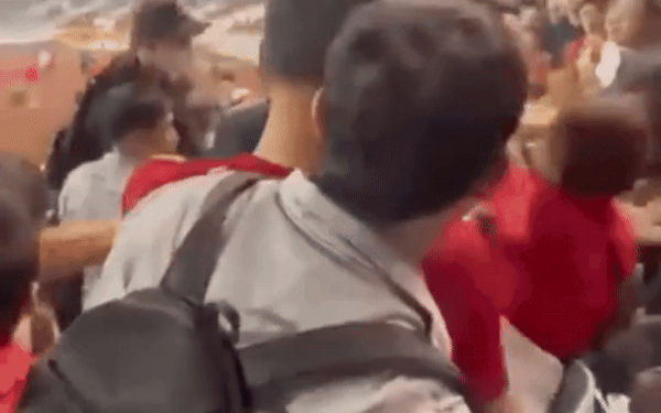 Xôn xao clip người đàn ông hành hung phụ nữ ngay trên sân Mỹ Đình sau trận thua của tuyển Việt Nam-1