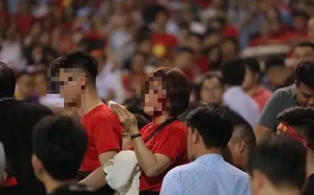 Xôn xao clip người đàn ông hành hung phụ nữ ngay trên sân Mỹ Đình sau trận thua của tuyển Việt Nam-2