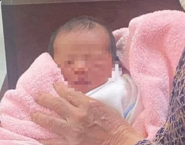 Xót xa lời nhắn của mẹ đơn thân bỏ con trai sơ sinh ở gốc đa đầu làng nhờ người nuôi giúp-1