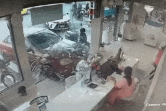 Ô tô điên lao vào tiệm spa, 2 nhân viên may mắn thoát chết, nguyên nhân vụ việc gây phẫn nộ