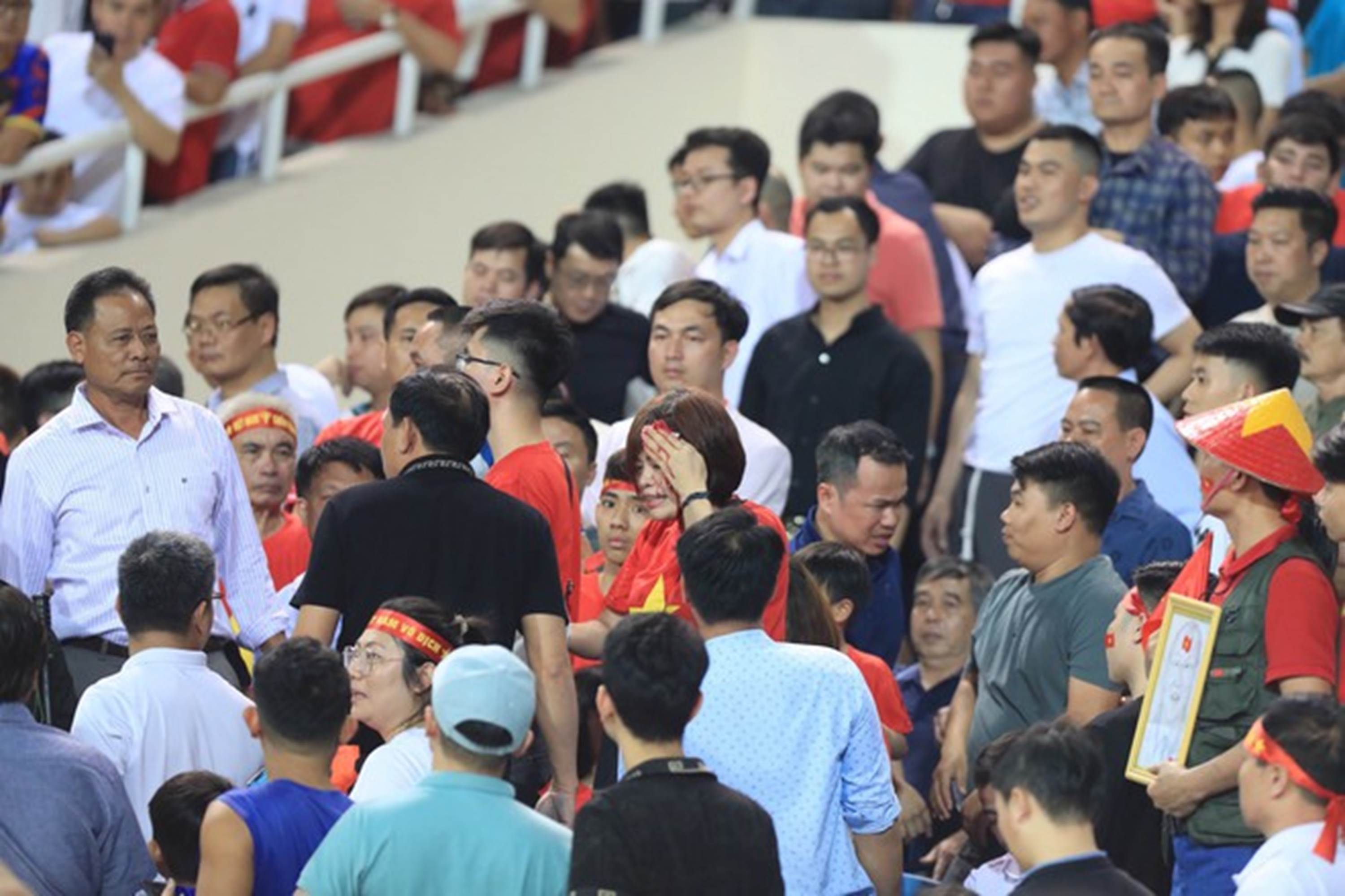 CĐV đánh nhau đổ máu trên sân Mỹ Đình trong ngày đội tuyển Việt Nam thua đau Indonesia-1