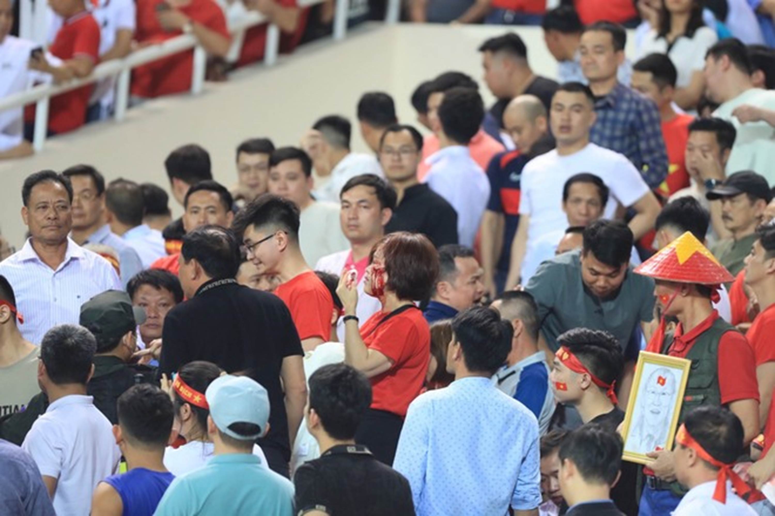 CĐV đánh nhau đổ máu trên sân Mỹ Đình trong ngày đội tuyển Việt Nam thua đau Indonesia-2