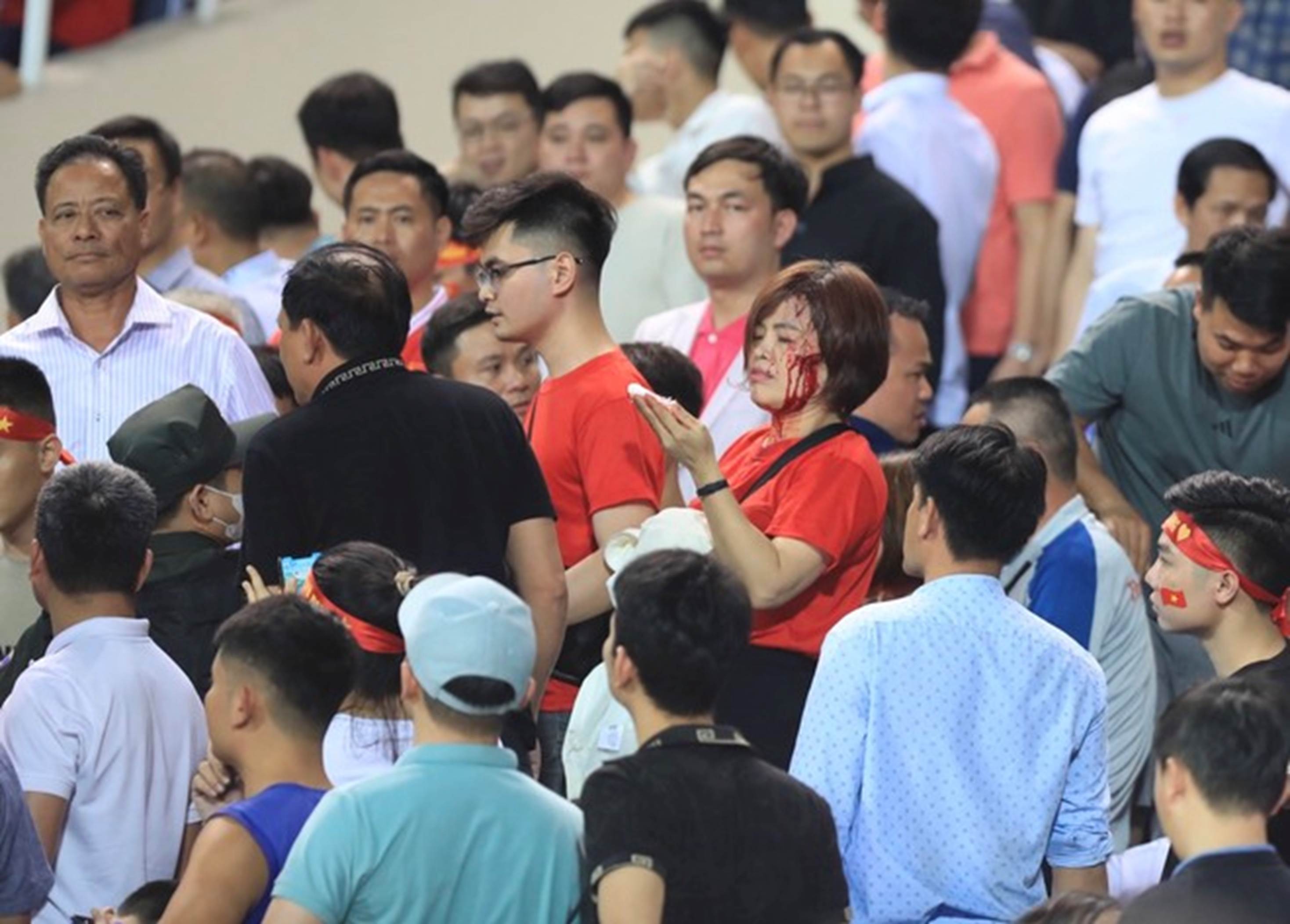 CĐV đánh nhau đổ máu trên sân Mỹ Đình trong ngày đội tuyển Việt Nam thua đau Indonesia-3
