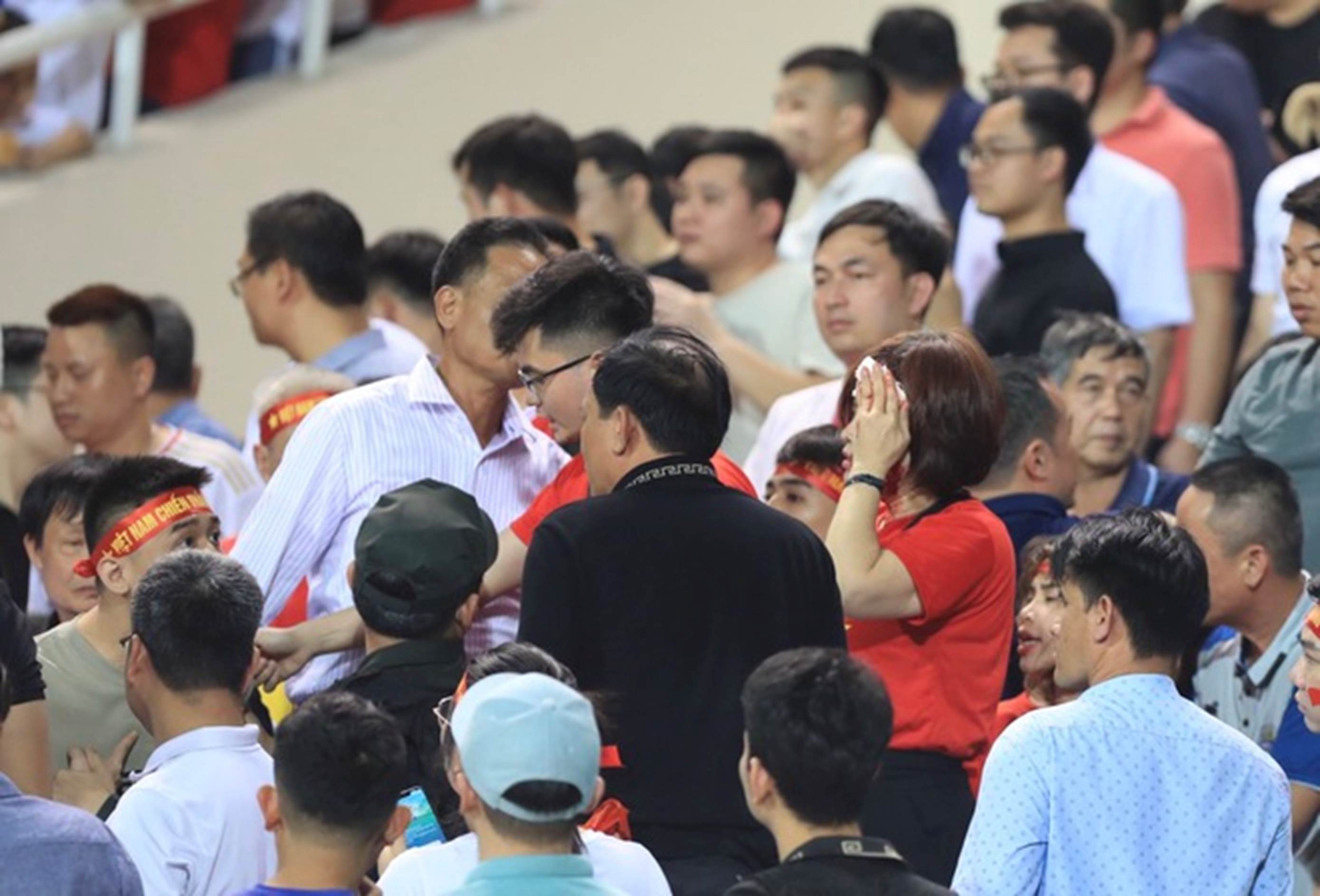 CĐV đánh nhau đổ máu trên sân Mỹ Đình trong ngày đội tuyển Việt Nam thua đau Indonesia-4