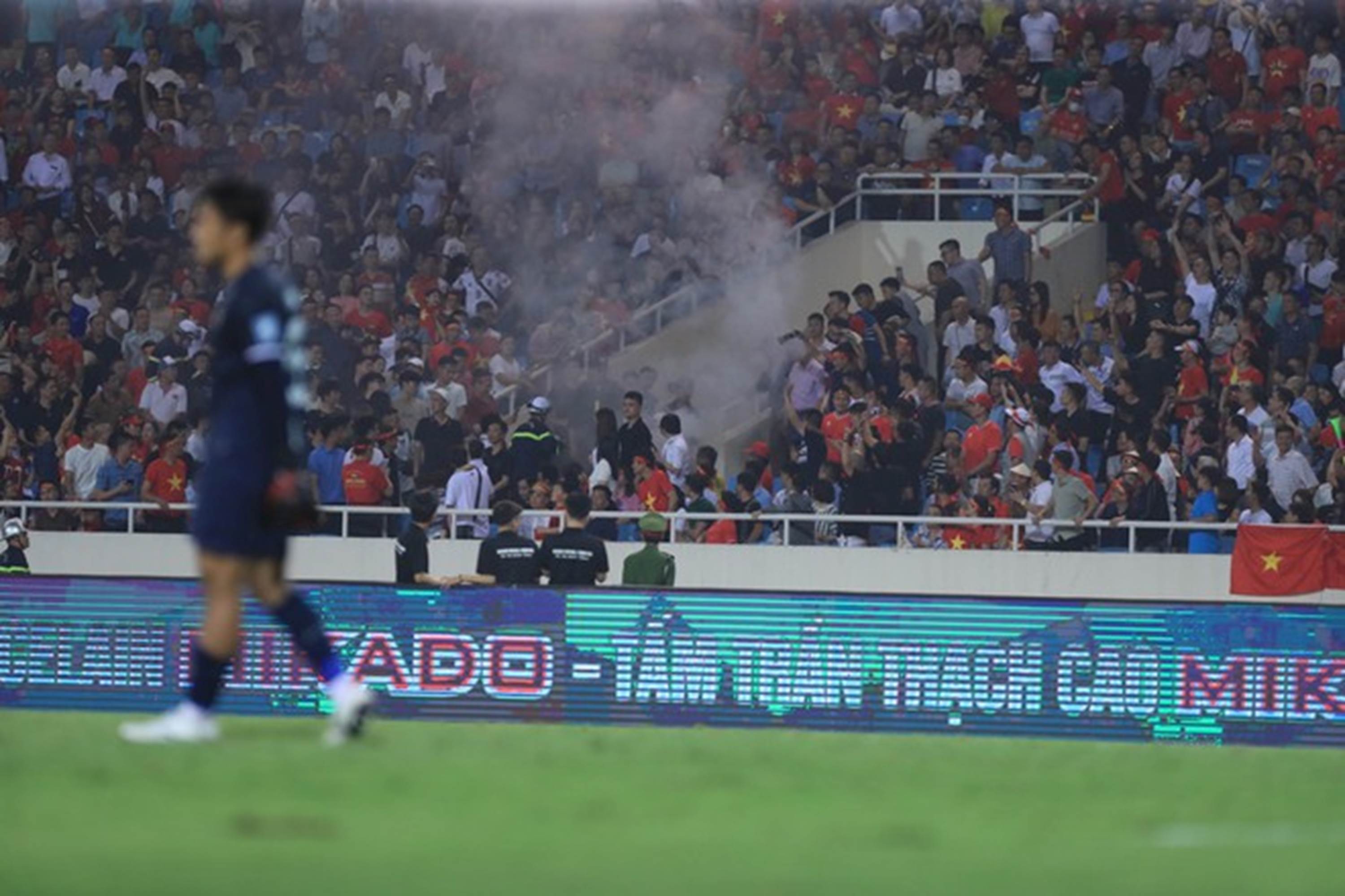 CĐV đánh nhau đổ máu trên sân Mỹ Đình trong ngày đội tuyển Việt Nam thua đau Indonesia-5