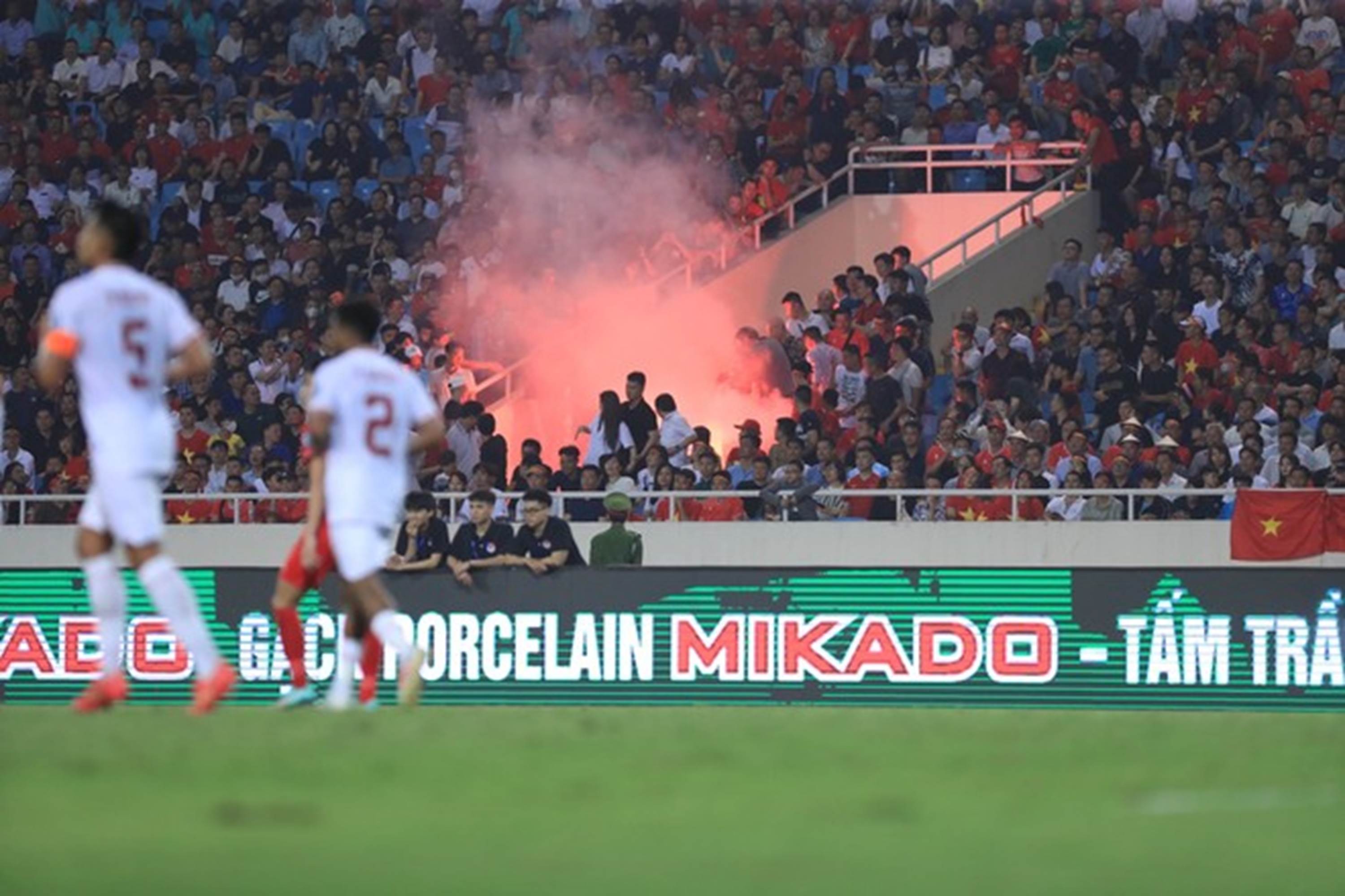 CĐV đánh nhau đổ máu trên sân Mỹ Đình trong ngày đội tuyển Việt Nam thua đau Indonesia-6