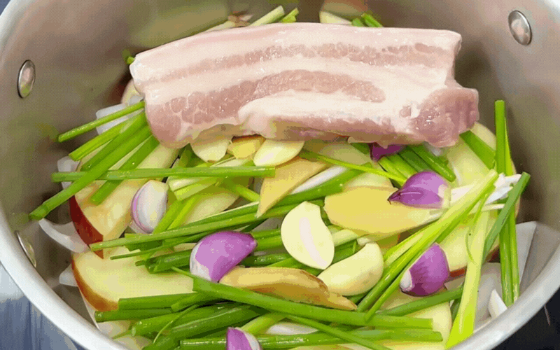 Thịt luộc không cần nước là thế nào? Làm thế này sẽ giúp nâng tầm món ăn, thịt mềm, ngon ngọt hơn hẳn-1