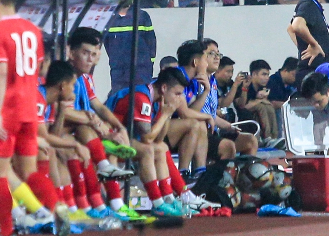 Thương Quang Hải, mắt rưng rưng như muốn khóc, rồi lại vò đầu bứt tai vì bị HLV Troussier coi là người thừa ở trận Việt Nam vs Indonesia-1