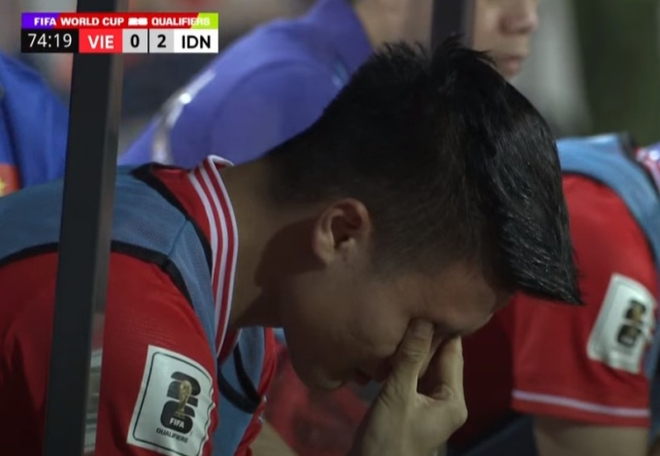 Thương Quang Hải, mắt rưng rưng như muốn khóc, rồi lại vò đầu bứt tai vì bị HLV Troussier coi là người thừa ở trận Việt Nam vs Indonesia-2